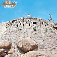 古城的山上部分建於巨型花崗岩石上，又是另一驚人建築智慧。