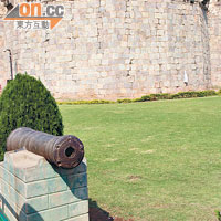 「Bala Hissar Gate」外的「化妝牆」，掩人耳目讓敵人難以發現城門所在。
