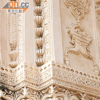城門上的雕刻結合印度教和穆斯林風格，是海得拉巴的重要文化遺產。