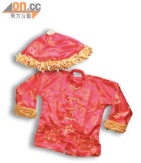 紅彤彤的唐裝，乃拜年常見戰衣，結上金黃色廚餘裝飾，效果更Sharp。 