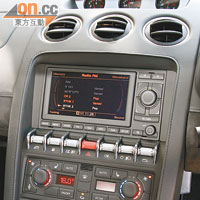 中控台沿用固有的設計，上端屏幕可顯示車後情況。