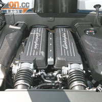 自然吸氣設計的5.2公升V10引擎，在8,000rpm時可釋出560ps馬力。