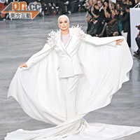 美國老牌模特兒兼演員Carmen Dell'Oresice穿上純白色pantsuit夠簡潔，但重點在長身披肩的膊位，綴上同是白色的珊瑚設計，像是一件藝術品。