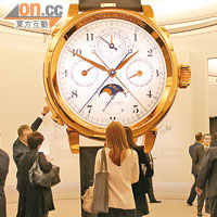A. Lange & Söhne在展館正中央擺放巨型版Grand Complication裝飾，更倣效手錶發出自鳴響聲。