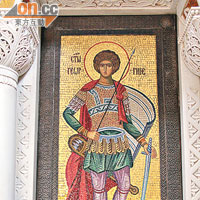 教堂內約有1,500個宗教及皇室人物的壁畫，造型各有特色。