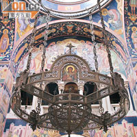 東正教教堂中央例牌有大型吊燈，St. George Church當然不例外。