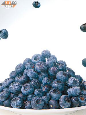 北歐的藍莓較大粒，椗上亦呈凸狀，很易認。