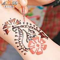 行年宵有得買也有得玩！印度少女為你畫上南亞手繪Henna，寓意新一年美滿幸福，有興趣試試嗎？$38/次（攤位：134）