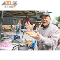 江伯伯在涼州街上賣手工麻糬，已有50多年，深受當地街坊歡迎，NT$10/粒（約HK$2.6）。