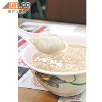 花生湯芝麻湯圓中的湯圓大大粒，內裏的黑芝麻餡料更是落足料，NT$70（約HK$18）。