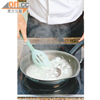 4.70ml雞湯煮熱加生粉水勾芡，最後加入蛋白拌勻，淋在菜式之上便成。