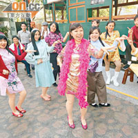 新春金曲歌舞街<br>地點：香港老大街「上海婆」、「飛機頭」等人物角色將以歌舞形式賀歲，好動派更可大跳「Op…Op…Oppa香江Style！」