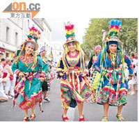 玻利維亞民族舞蹈團首次參與巡遊，女士穿上花裙大跳民族舞，令人目不暇給。