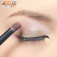 Steps<BR>先在整個眼窩位置，掃上啡色打造深邃眼眸。