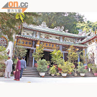 香火鼎盛的靈應寺，充滿古色古香的風格。