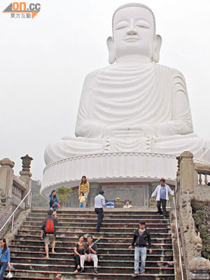用白色大理石打造的釋迦牟尼佛坐像，雄偉莊嚴。