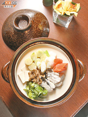 日本產蠔豆奶鍋  4人份$1,600（3日前預訂）（a）<br>京都甘筍、白葱、舞茸、日本蝦、三葉和豆奶一齊煲住吃，清新有蠔鮮味。