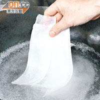 Steps<BR>1.將白蘿蔔薄片過一下熱水使其軟化，可加少許鹽吊味。