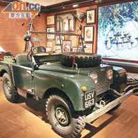 Ralph Lauren特別借出其Range Rover古董車於場館展出，以配合品牌今年的Safari及野外主題。