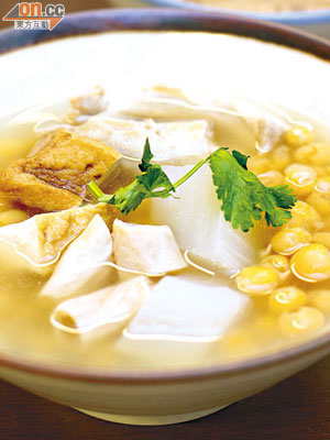 小西腳獨家的白豆湯，蔡大哥每日用大骨熬煮4小時，再加入油豆腐及大腸等。