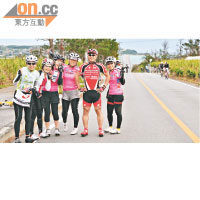 Century Run 2013的參加者不少志在開心，遇到熟人索性棄車拍照。