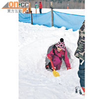Nipo Town是專為小朋友而設的小天地，看他們拿着雪鏟玩雪已自得其樂。
