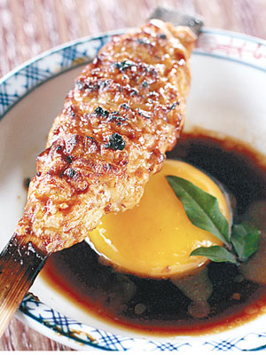Tsukune $38<br>用日本雞髀及雞胸肉混入本地三黃雞頸肉及雞軟骨而成，配自家製燒汁及日本櫻花蛋黃同吃，外軟內爽脆，味鮮汁豐腴而口感豐富。