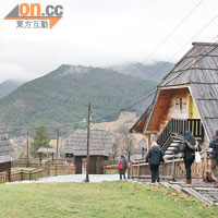 依山坡而建的木頭村，由一座座仿古斜頂小木屋組成。