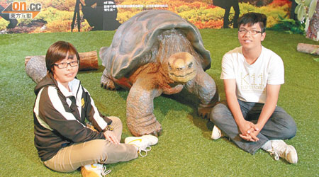 路靄欣（左）及鍾潤德有份到加拉伯戈斯追尋達爾文的足迹，但與巨龜「寂寞的喬治」（Lonesome George）緣慳一面，因為牠已於2012年6月去世，二人只能與展品合照。