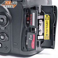 採用雙SD插卡設計，可分別儲存RAW和JPEG相片。
