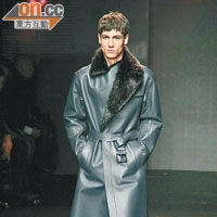 皮革trench coat設計很簡約，主要是用上左右長度不一的fur-trimmed裝飾。