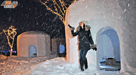 大雪下，雪屋前，感覺很童話，即使再冷，也是浪漫。