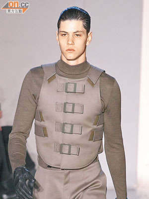 前衞設計把bulletproof vest成為整體特色創作，獨特非常。