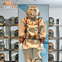 圖中潛水衣是參考19世紀初的設計來製作，非常重身。