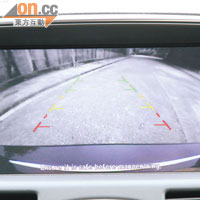 中控台頂端屏幕可操控如Music Box等配備，亦可顯示後車情況。