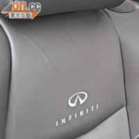 前座椅背以白線縫上Infiniti字樣及廠徽，凸顯身份。