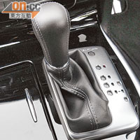 駕駛模式選擇跟前座冷暖功能調校控制鍵，安排在波棍後方。