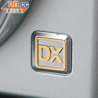 角位當眼處印有「DX」字樣，即用上APS-C尺寸感光元件。