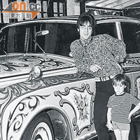紅人示範<BR>嬉皮士歌唱組合The Beatles成員John Lennon酷愛腰果花圖案，連其座駕Rolls Royce Phantom V亦一樣披上腰果花圖案拉花。