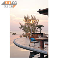 酒店的意大利餐廳Vero，同樣可以欣賞到一望無際的Andaman Sea。