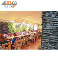 和台灣店的裝潢一樣，咖啡室以層層疊疊的碳棒作柱子，原始味十足。 