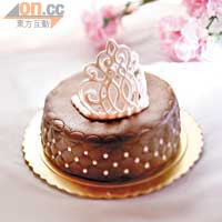 小公主Crown Cake $400/6吋（g）<br>朱古力海綿蛋糕內有松露朱古力醬作夾層，加上用蛋白糖霜製成的王冠，很有成為童話故事內公主的感覺。