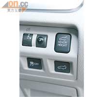電控尾門開關與記憶功能控制鍵，置於錶板右方。