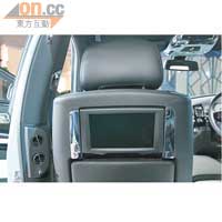 前排椅背設有可調節角度的9.2吋LCD屏幕。