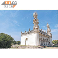 Hayath Bakshi Begum的陵墓旁還設有一座清真寺，華麗的伊斯蘭風格跟陵墓互相映襯。