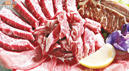 烤雜錦牛肉 $338/400g<br>美國頂級牛肉，包括特級雪花牛肉、牛脷、牛肋骨肉及牛排骨等，其中以醃過的牛排骨最惹味。