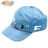 型格棒球帽<br>淺藍色棒球帽前方繡上「GOLF」字樣，字裏印上Volkswagen位於德國沃爾夫斯堡的工廠圖像，帽子尺寸可自行調校，物料為100%尼龍。售價：$268