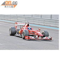 Marc Gené駕駛法拉利F1戰車在賽道上表演，看得觀眾無不拍手稱快。
