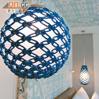 金巴蘭一帶是漁村，房內玻璃吊燈也以漁船常見的玻璃球作為設計意念。
