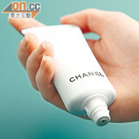 包裝<br>Chanel用上擠嘴，容易控制分量。